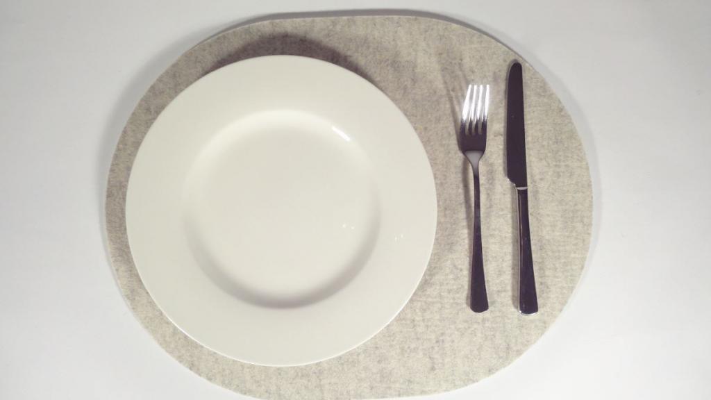 Filz Tischset oval - Beispiel mit Besteck und Teller