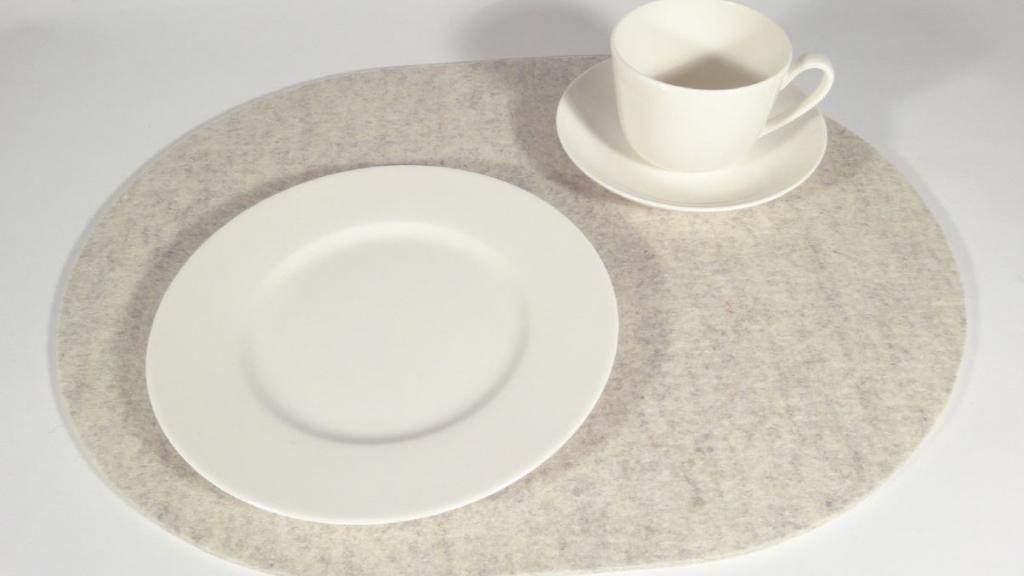 Tischset oval mit Tasse und Teller