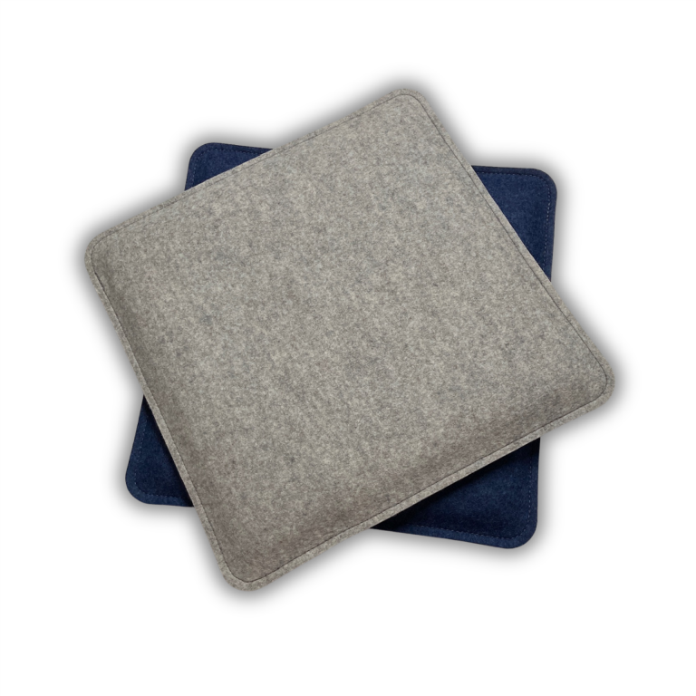 Filz Kissen mit abgerundeten Ecken - Farbe: weiß meliert im Vordergrund und anthrazit meliert im Hintergrund